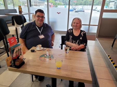 Po opravljenih nakupih sta pokramljala še ob kavici